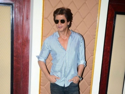 Shah Rukh Khan's sweet gesture for a fan who shared a video asking the superstar to meet his specially abled brother | शाहरुख खानने फॅनला दिलेला हा रिप्लाय वाचून तुम्ही देखील पडाल त्याच्या प्रेमात