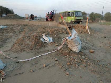 Ignoring the safety of highways: Shahada to Khetia road widening | महामार्ग कामात सुरक्षिततेकडे दुर्लक्ष : शहादा ते खेतिया रस्ता रुंदीकरण