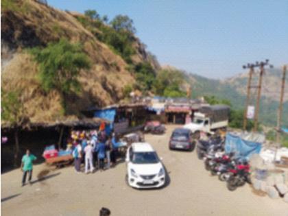 Waiting for four hours for ropeway due to crowd of tourists at Raigad fort | रायगड किल्ल्यावर पर्यटकांची गर्दी झाल्याने रोपवेसाठी चार तासांची प्रतीक्षा