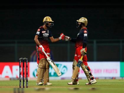 RR vs RCB, IPL 2022 Live Updates : Shahbaz Ahmed and Dinesh Karthik turned the game in RCB's favour, They have defeated Rajasthan Royals by 4 wickets (with 5 balls remaining) | Dinesh Karthik RR vs RCB, IPL 2022 Live Updates : दिनेश कार्तिक, शाहबाज अहमद यांनी सामना फिरवला; ५ बाद ८७ वरून RCBला रोमहर्षक विजय मिळवून दिला