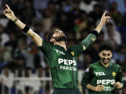 Shaheen Afridi Surpassed Jasprit Bumrah List Of Most Wickets In T20 Cricket | आशिया कप स्पर्धेआधी शाहीन शाह आफ्रिदीनं साधला मोठा डाव; जगात भारी असलेल्या बुमराहला केलं ओव्हरटेक
