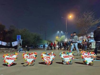 Come collect your gift Shaheen Bagh protesters Valentines Day invite to PM narendra Modi | मोदीजी, तुमचं गिफ्ट घेऊन जा; व्हॅलेंटाईन डेच्या निमित्तानं शाहीन बागेची पंतप्रधानांना साद