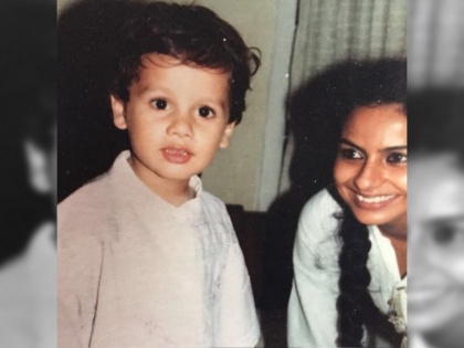 bollywood actor shahid kapoor shared childhood photo with mom goes viral | बॉलिवूड अभिनेत्याचा आईबरोबरचा लहानपणीचा फोटो होतोय व्हायरल, तुम्ही ओळखलं का?