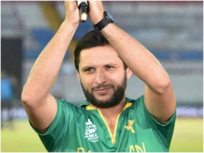 Video : Shahid Afridi pledges to provide ration to needy during Corona virus crisis svg | Coronavirus : शाहिद आफ्रिदी गरजूंना पुरवतोय रेशन; पाकिस्तानी जनतेला केलं आवाहन