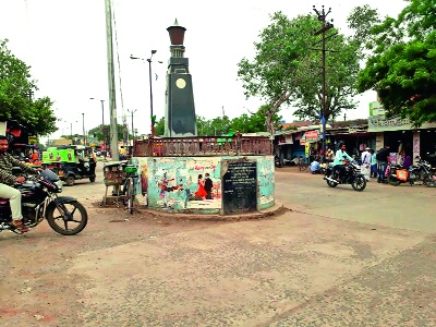 Shaheed column memorials | शहीद स्तंभ स्मारकांची दुरवस्था