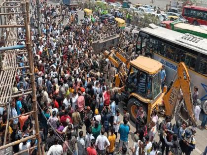 Bulldozer in Shaheen Bagh: High voltage drama in Delhi's Shaheen Bagh, locals angry over bulldozer action; The case is in court | Bulldozer in Shaheen Bagh: दिल्लीच्या शाहीन बागमध्ये हाय व्होल्टेज ड्रामा, बुलडोझर कारवाईवर स्थानिकांचा संताप; प्रकरण कोर्टात