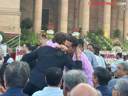 Shahrukh Khan and Akshay Kumar hug each other at PM Narendra Modi oath ceremony | बॉलिवूडचे खिलाडी-किंग एकत्र, पंतप्रधानांच्या शपथविधी सोहळ्यावेळी शाहरुख-अक्षयची गळाभेट