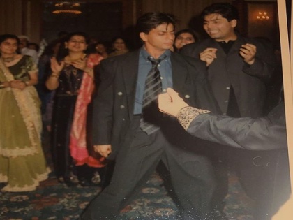 Shah Rukh Khan And "Out Of Sync Background Dancer" Karan Johar, Circa 1998 PSC | करण जोहरने शेअर केला एका अभिनेत्याच्या संगीत सेरेमनीतील फोटो, काहीच तासांत मिळाले लाखो लाईक्स