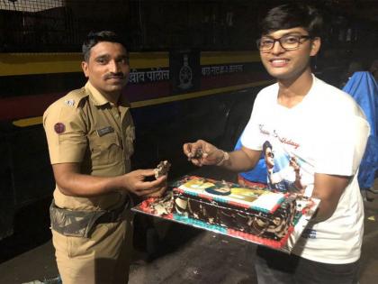 #Shahrukh Khan Birthday: Cakes to the police, fans wishing for King Khan's birthday | #Shahrukh Khan Birthday : किंग खानच्या वाढदिवसानिमित्त चाहत्याने वाटला पोलिसांना केक 