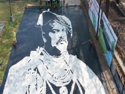 On the occasion of Rajarshi Chhatrapati Shahu Maharaj's memorial day, a magnificent rangoli was drawn from 102 kg of rice in Kolhapur. | कोल्हापुरात राजर्षी शाहू महाराजांना अनोखे अभिवादन, १२ तासांत १०२ किलो तांदळातून रेखाटली भव्य रांगोळी