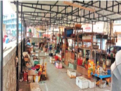 Eighty flower sellers struggle with Uran Municipality for facilities! Facing many inconveniences | सुविधांसाठी ऐंशी फूलविक्रेत्यांचा उरण नगरपालिकेशी संघर्ष! अनेक गैरसोयींचा सामना