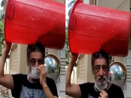 Shakti Kapoor carries a plastic drum as he steps out to buy liqour, watch the video | शक्ती कपूर दारू आणण्यासाठी चक्क घेऊन गेलेत ड्रम, हा व्हिडिओ पाहून खळखळून हसाल
