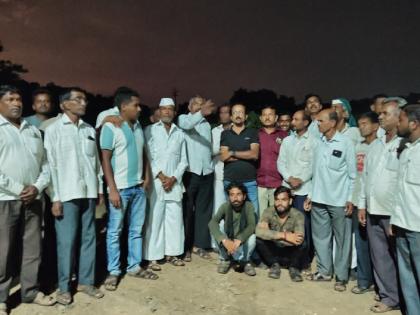Farmers stopped surveyors for Shaktipeeth highway in Kenawade Kolhapur district | Kolhapur: शक्तिपीठासाठी सर्व्हे करणाऱ्यांना संतप्त शेतकऱ्यांनी रोखले, महावितरणचे दोन कर्मचारी Farmers stopped surveyors for Shaktipeeth highway in Kenawade Kolhapur district | Kolhapur: शक्तिपीठासाठी सर्व्हे करणाऱ्यांना संतप्त शेतकऱ्यांनी रोखले, महावितरणचे दोन कर्मचारी