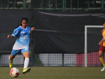 Eighteen-year-old national footballer Shalmali Tanaji Chavan is originally from Kolhapur but currently plays football for Pune Deccan Club | कोल्हापूरची शाल्मली पुण्याची डेक्कन एक्स्प्रेस, गाजवतेय फुटबॉल क्षेत्र