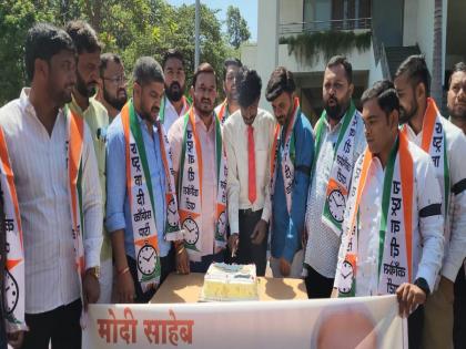 NCP celebrates 'April Fool's Day' development, employment cake, slogans against Central Govt | राष्ट्रवादीने साजरा केला ‘एप्रिल फूल डे’ विकास, रोजगाराचा केक, केंद्र सरकार विरोधात घोषणा