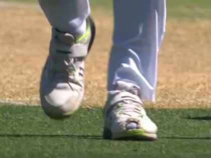 India vs Australia, 1st Test Day 2: Mohammad Shami has a hole in his left shoe so the toe can be free at the time of landing | India vs Australia, 1st Test : फाटलेलं बूट घालून भारतीय खेळाडू करतोय गोलंदाजी; जाणून घ्या त्यामागचं कारण