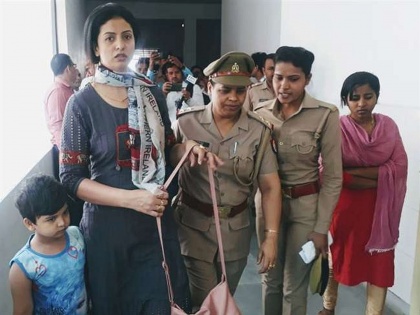 Indian team bowler mohammed shami wife hasin jahan enter in laws house in amroha along with daughter | मोहम्मद शामीची बायको घरी पतरली अन् पोलिसांना बोलावण्याची वेळ आली!