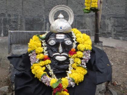 Shani's holy place from Beed | साडेतीन पीठापैकी अर्धेपीठ असलेले बीडचे शनि देवस्थान