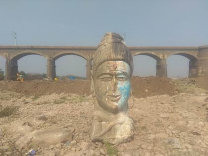 Abb! An ancient idol of Lord Shiva weighing 1 ton was found in the river Bhima at Daund | अबब! दौंड येथील भीमा नदीत आढळली शंकराची १ टन वजनाची पुरातन मूर्ती 