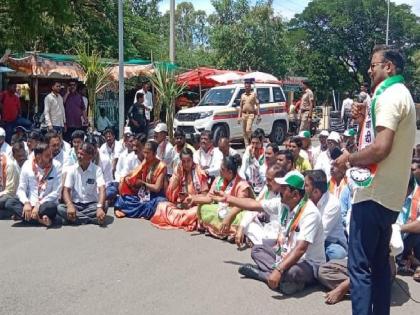 Man Taluka NCP from Dahiwadi stop the road! | ..तर गाठ आमच्याशी, शरद पवारांना आलेल्या धमकीच्या निषेधार्थ माण तालुका राष्ट्रवादीकडून दहिवडीत रास्ता रोको