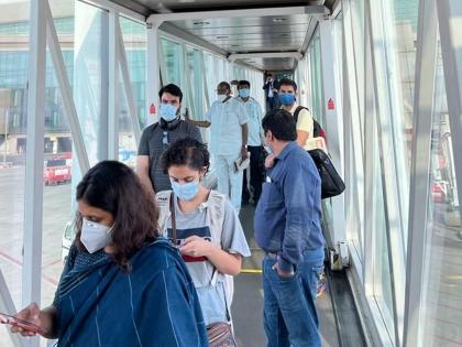 Sharad Pawar Simplicity once again showed up as he was seen standing in common boarding Queue on Mumbai Airport Photo Goes Viral | Sharad Pawar simplicity Viral Photo: शरद पवारांचा साधेपणा! Mumbai विमानतळावर सर्वसामान्यांसह उभे राहिले रांगेत