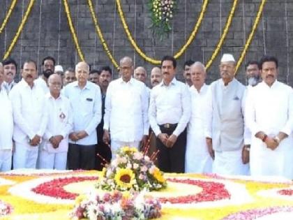 Sharad Pawar pays tribute to Karmaveer Bhaurao Patil in Satara | साताऱ्यात कर्मवीर भाऊराव पाटील यांना आदरांजली, शरद पवार यांची उपस्थिती