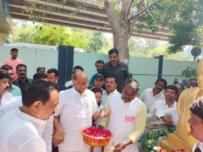 Arrival of MP Sharad Pawar in Akola; | खासदार शरद पवार यांचे अकोल्यात आगमन; सहकार मेळाव्याचे आयोजन