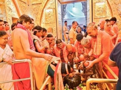 in mumbai on the occasion of the first shravani somvar the temples are thronged with devotees | मुंबईत घुमला ‘हर हर महादेव’चा जयघोष; पहिल्या श्रावणी सोमवारनिमित्त मंदिरांमध्ये भाविकांची गर्दी