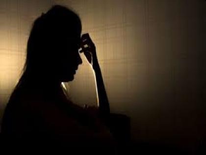 Maharashtra: Mother raped by putting knife on girl the neck in Nashik | महाराष्ट्रातील खळबळजनक घटना; छोट्या मुलीच्या गळ्यावर चाकू ठेवून आईवर बलात्कार