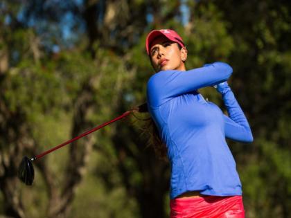 Professional golfer Sharmila Nicollet's photos goes viral on social media | खेळासोबतच आपल्या सुंदरतेसाठीही चर्चेत असते ही भारतीय गोल्फर!