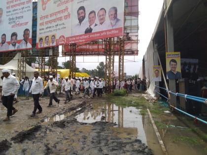 Nashik: The government got its door mud heavy! Beneficiaries came to the program treading mud | Nashik: शासन आपल्या दारी चिखल झाला भारी! चिखल तुडवत लाभार्थी आले कार्यक्रमाला