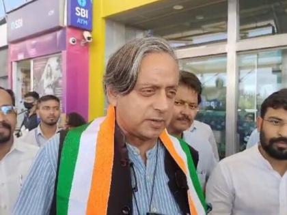 congress shashi tharoor said even crossing 200 is challenging bjp should change astrologer | २०० पार होणेही आव्हानात्मक, भाजपने ज्योतिषी बदलावा: शशी थरुर