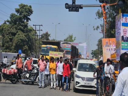 Roadblock movement by Maratha protesters in Latur for Sagesoyre Ordinance | सगेसोयरे अध्यादेशासाठी लातुरात मराठा आंदोलकांकडून रास्ता रोको आंदोलन