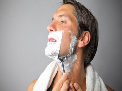 be careful dangerous illness can give your beard a razor | दाढी करण्यासाठी रेझर वापरताय? 'या' गोष्टींकडे दुर्लक्ष करू नका!