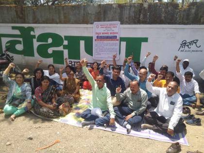 Indefinite strike of Naib Tehsildars; Citizens are suffering at ahmadnagar | नायब तहसीलदारांचे बेमुदत काम बंद आंदोलन; नागरिकांना मनस्ताप