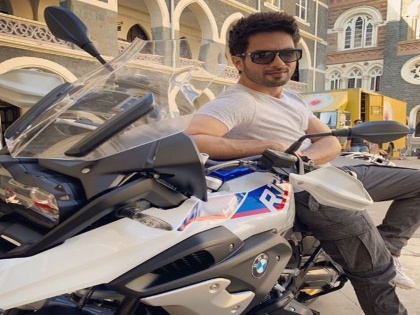 Shahid Kapoor buys expensive BMW bike, price hare | शाहिद कपूरने विकत घेतली महागडी बीएमडब्ल्यूची बाइक, किंमत ऐकून व्हाल हैराण