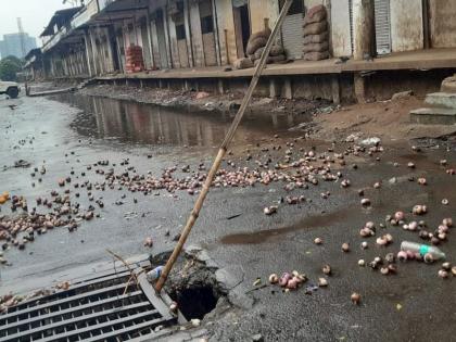 In the very first rain, market committee collapse; Onion-potato market flooded | पहिल्याच पावसात बाजारसमितीची पोलखोल; कांदा-बटाटा मार्केट जलमय