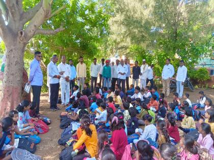 fill the vacancies of teachers; The villagers kept the school locked, the students stayed in the ground | शिक्षकांची रिक्त पदे भरा; ग्रामस्थांनी ठाेकले शाळेला कुलूप, विद्यार्थ्यांचा मैदानात ठिय्या