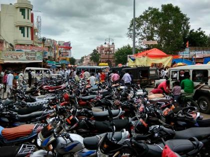 Parking lacking Shaghat traffic stopping! | पार्किंगअभावी शेगावात वाहतुकीची कोंडी! 