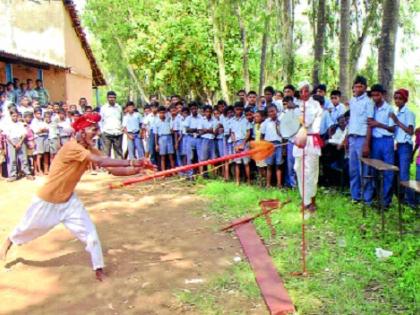  'Shailaramma' Dattu Patil in Shiroli Dumula - Seventy Years of Keeping a Maidan Game: Demonstrating Shivrajyabhishek Dini Raigadaw | शिरोली दुमालातील ‘शेलारमामा’ दत्तू पाटील --सात दशके मर्दानी खेळ ठेवलाय जागता : शिवराज्याभिषेक दिनी रायगडावर प्रात्यक्षिक