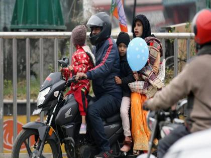 Helmets are mandatory for children under the age of four who travel by bike | दुचाकीवरून लहान मुलांना घेऊन फिरताय?; केंद्र सरकारनं काढला नवीन नियम, वाचा