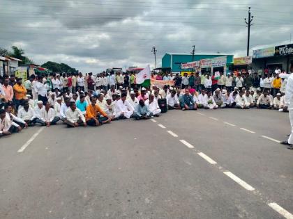 Latur: Drought should be declared; Chakkajam on Latur-Barshi Marg, agitation by Swabhimani Farmers Association | Latur: कोरडा दुष्काळ जाहीर करावा; लातूर- बार्शी मार्गावर चक्काजाम, स्वाभिमानी शेतकरी संघटनेचे आंदोलन