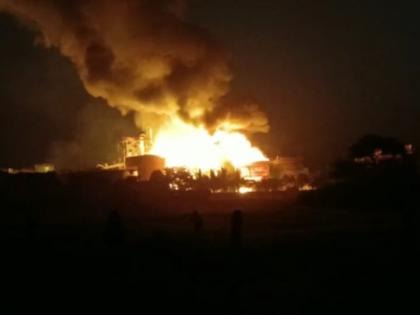 distillery plant of gangamai sugar factory caught fire in shevgaon ahmednagar both injured | गंगामाई साखर कारखान्याच्या डिस्टिलरी प्रकल्पाला भीषण आग; दोघे जखमी 