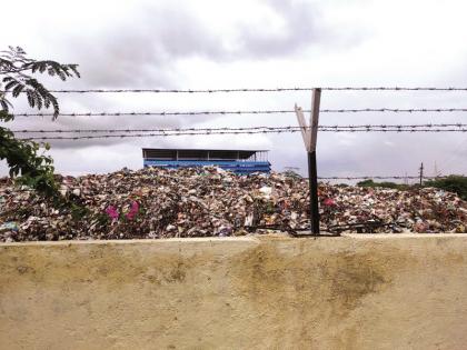 Shevgaon city garbage at the door of orphans; The health of the girls and staff in the hostel is in danger | अनाथांच्या दारात शेवगाव शहराचा कचरा; वसतिगृहातील मुलींचे, कर्मचा-यांचे आरोग्य धोक्यात