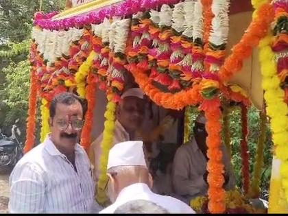 Departure of Madan Maharaj's palanquin from Kada to Pandharpur; A vision of Hindu-Muslim unity in Palkhi | कडा येथून मदन महाराजांच्या पालखीचे पंढरपूरकडे प्रस्थान; पालखीत हिंदू-मुस्लिम एकतेचे दर्शन 