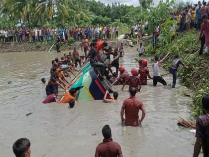 Bus falls into lake, 17 passengers killed, 35 injured; Horrific incident in Bangladesh | तलावात बस पडली, १७ प्रवाशांचा मृत्यू, ३५ जण जखमी; बांगलादेशमधील भयावह घटना