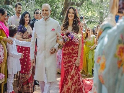 farhan akhtar shibani dandekar wedding she wore special lehenga | हिरेजडीत ड्रेस अन् 82 हजारांची सँडल; शिबानीचा लग्नातील थाट पाहून व्हाल थक्क