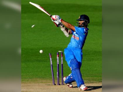 Lucky Shikhar Dhawan clean bowled but remains not out because of free hit IND vs SA 3rd ODI see Video | India vs South Africa 3rd ODI: याला म्हणतात नशीब!! शिखर धवन झाला क्लीन बोल्ड तरीही राहिला नाबाद