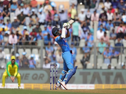 India vs Australia, 1st ODI : Shikhar Dhawan completes his 1,000 Odi runs against Australia | India vs Australia : 'गब्बर'कडून विक्रमाच शिखर सर; तेंडुलकर, धोनीच्या पंक्तित स्थान