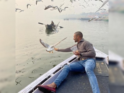 Varanasi Administration may take action against Shikhar dhawan over violation of bird fluguideline | शिखर धवन कायद्याच्या कचाट्यात सापडणार?; स्वतःहून दिलं संकटाला आमंत्रण